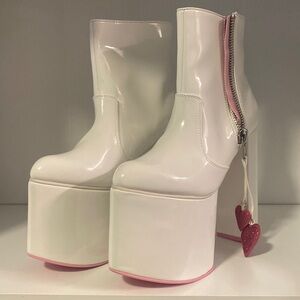 Sugar Thrillz Heartstomper Booties in size 7